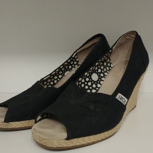 Toms wedge shoes in 8